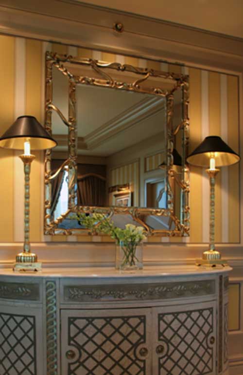 Beautiful mirror with lamps